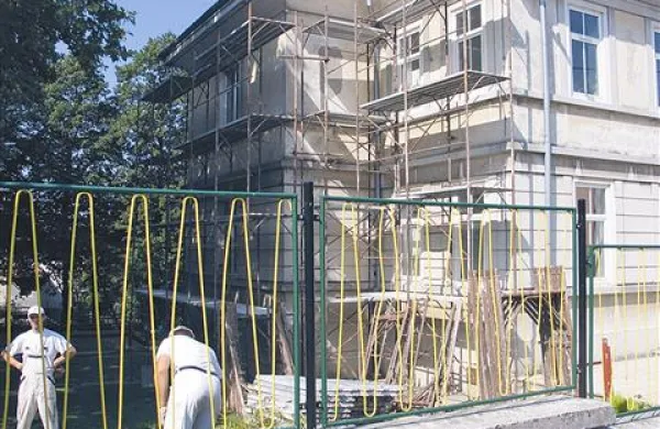 Pretekli teden so začeli obnavljati stari vrtec (na sliki), prostore za tri nove oddelke pa bodo uredili v nekdanji porodnišnici