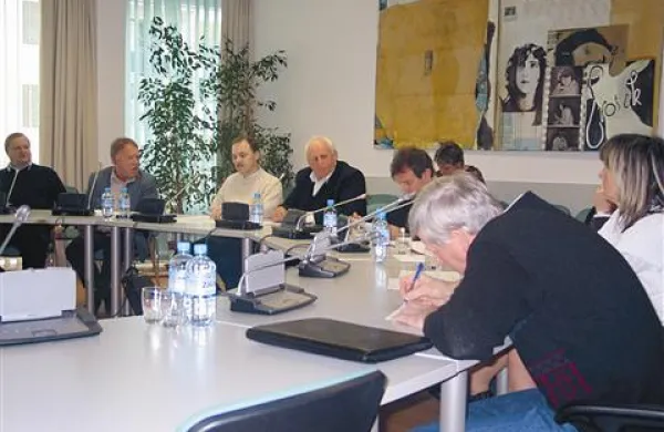 Divaški svetniki bodo danes razpravljali o dokumentaciji, ki jo morajo predložiti upravnemu sodišču glede spora med njimi in županom. Spor je nastal zaradi sklepa svetnikov, da poslovanje občine pregledajo revizorji.