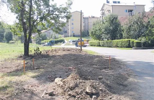 Ob Stjenkovi ulici gradijo pločnike, na voljo bo tudi nekaj novih parkirnih mest
