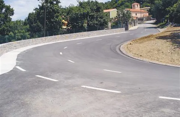 Zlasti vozniki avtobusov so se razveselili razširjenega ovinka proti gradu Socerb