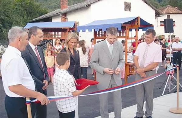 Ministrica Katarina Kresal je v družbi Jožeta Želka, Roberta Brajdiha (izvršni direktor Primorja), župana Roberta Smrdelja in podžupana Borisa Rebca (z leve proti desni) prerezala trak ob otvoritvi vašega trga.
