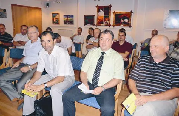 Janez Kopač, Danijel Krivec in kobariški župan Robert Kavčič (z leve) med predstavitvijo zamisli o  daljinskem ogrevanju Bovca