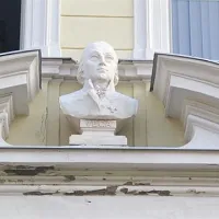 Vegov kip na obnovljeni Gimnaziji Jurija Vege (Foto: T. Zelenc za Mestni muzej Idrija)
