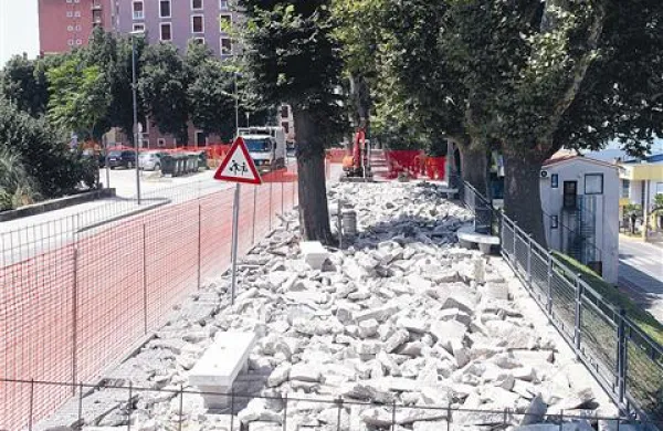 Včerajšnji prizor s koprskega Belvedarj odpira prenekatero vprašanje