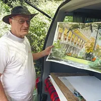 Marjan Miklavec z enim svojih likovnih izdelkov
