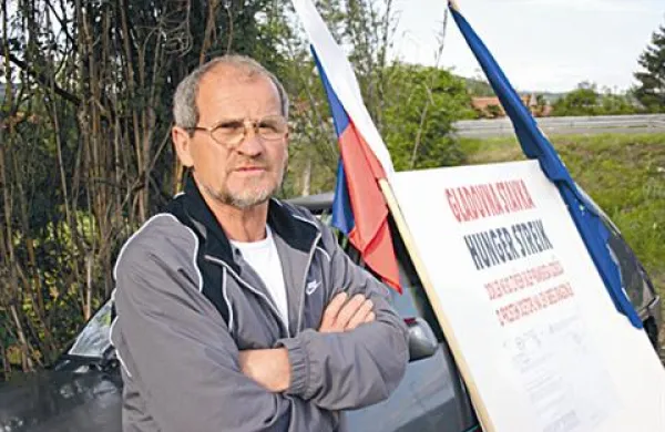 Joras že 13. dan gladovno protestira