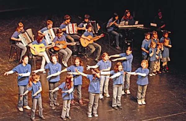 Otroci večkrat nastopajo na odru Kosovelovega doma. Septembra se bodo predstavili na festivalu otroške popevke. 