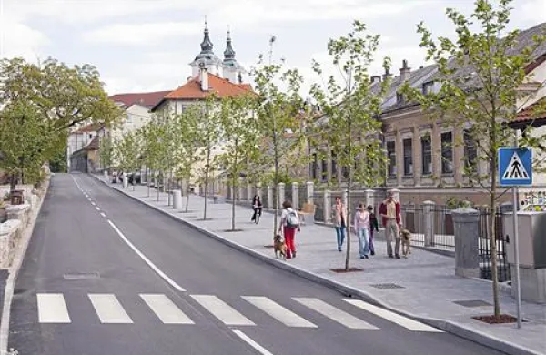 Obnovljena jamska cesta vabi na sprehod