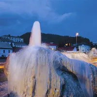 Noč ima svojo moč - vodomet na krožišču na Titovi cesti 