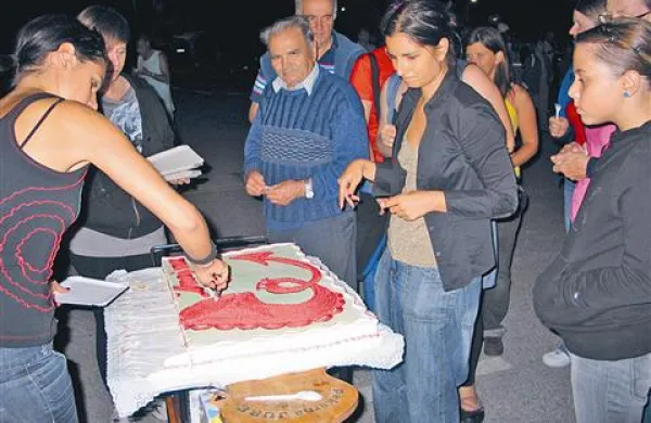 Tudi letos bodo torto ob otvoritvi festivala Zmaj 'ma mlade razrezali na Novem trgu in ne na Titovem 