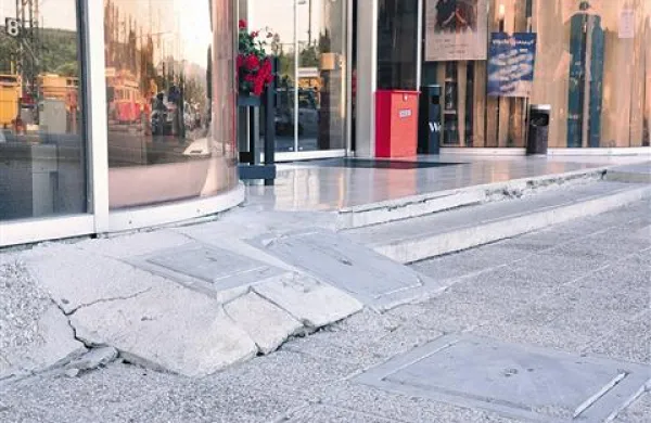 Takšen je videti glavni vhod v poslopje železniške in avtobusne postaje