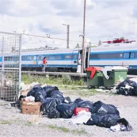 Potnike  na koprski postaji večrat pričakajo odvrženi kupi smeti   ...
