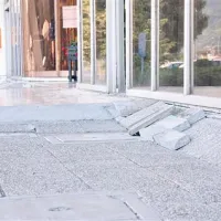 Le kako naj bi se do  cilja v tako neurejenem okolju prebila oseba na ivalidskem vozičku?