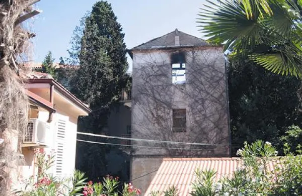 Zadnji del starega, propadajočega hotela Virginija po zadnji požarni noči. V stavbi sta so se zaradi požara sesuli skoraj tri nadstropja in streha.