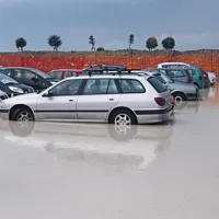 Voda poplavlja parkiri&scaron;ča