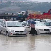 Voda poplavlja parkiri&scaron;ča