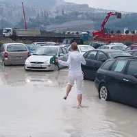 Voda poplavlja parkiri&scaron;ča