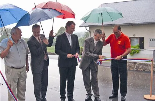Nove pridobitve košanske doline sta pomagala slovesno odpreti minister za lokalno samoupravo Henrik Gjerkeš in pivški župan Robert Smrdelj. Dež pa je za srečo, upajo domačini. 