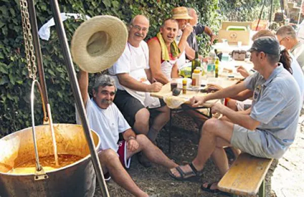 Tradicionalno kuhanje v kotlu na loparski šagri