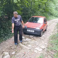 Od poti, ki vodi do hiše Iva Pranjiča v Premančanu, so ostali le še iz zemlje štrleči kamni
