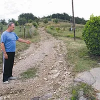 Cesta proti Dolanom se je spremenila v hudournik