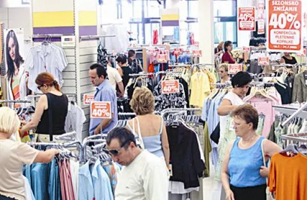 Potrošniki na razprodajah kupujejo načrtno