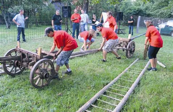 Za sofinanciranje dela ljubiteljskih kulturnih in turističnih društev ter njihove projekte (na sliki kmečke igre z lanske Krompirjeve noči) je postojnska občina letos namenila dobrih sto tisoč evrov