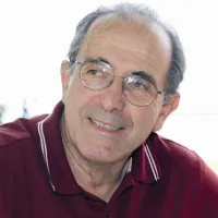 Klavdij Palčič: “Že kar nekaj časa ustvarjam variacije na isto temo: človeška figura, vpeta v kontekst, ki je včasih deloma razberljiv, včasih pa povsem abstrakten.”