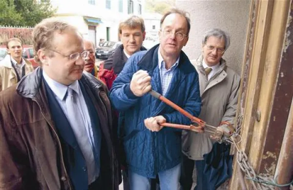 Leta 2004 so z vrat Narodnega doma pri Svetem Ivanu sneli težko verigo. Odprtju sta prisostvovala tudi Peter Močnik in Mirko Špacapan