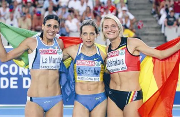 Najboljše v troskoku: srebrna Italijanka Simona La Mantia zlata Ukrajinka Olga Saladuha in bronasta  Belgijka  Svetlana Bolšakova