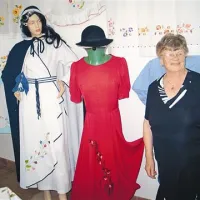  Pavla Tasič iz Senožeč (na fotografiji ob svojih izdelkih), ki že več kot pol stoletja veze, ročno in strojno, kroji, šiva in sama kreira svoje izjemno lepe izdelke, je s prtički in ostalimi vezeninami napolnila veliko dvorana KS
