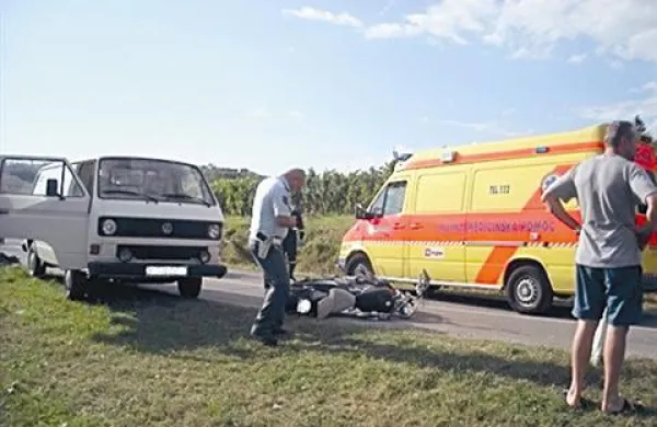 V prometni nesreči v Brdih so se huje poškodovali trije motoristi