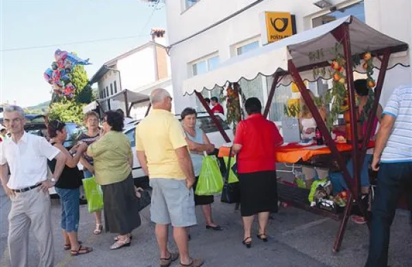 Stojnice so  vabile z breskvami in drugimi dobrotami