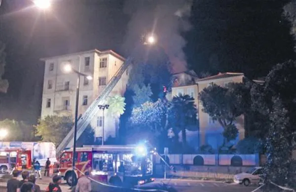 Sosedje so - preden je v zapuščeni stavbi zagorelo - opazili mlajšega moškega, ki je menda vanjo nosil veje