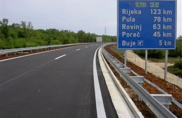 Z 240 kilometri na uro po Istri je hotel očarati dekle