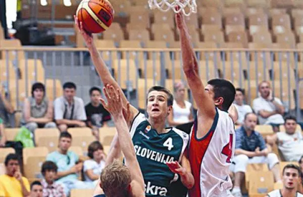 Matej Rojc (št. 4) je po dolgem času  eden prvih mladih primorskih košarkarjev z realno možnostjo, da v prihodnjih letih obleče dres članske izbrane vrste