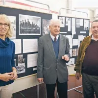 Spomin na Danila Žerjala so pred dvema letoma odstrli(z le ve): Anny Žerjal Cereali, športni novinar Just Ivanovič in Branko Kjuder iz TD Kras