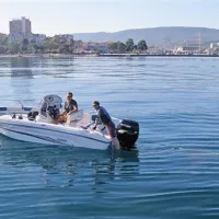 Za varno smučanje na morju morata biti v čolnu dve osebi, zato z nedeljsko smučarijo tokrat ni bilo nič