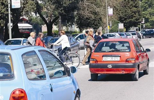 Kolesarjev je vse več avtomobilov pa nič manj