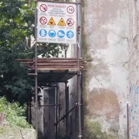Kljub opozorilni tabli, ki prepoveduje vstop v objekt, vanj ljudje vseeno zahajajo in v njem celo prebivajo, potrjujejo sosedi