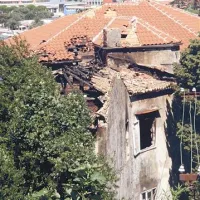 Zadnji del nekdanjega hotela Virginija je povsem pogorel. Gasilci opozarjajo, daje objekt nevaren in da se lahko vsak čas zruši