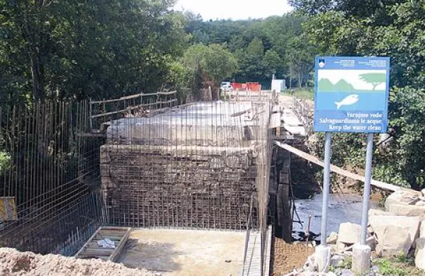 Most čez potok Moljo pod veliko Bukovico bo popolnoma obnovljen, cesta čez njega pa dovolj široka, da se bosta na njem lahko srečali dve vozili