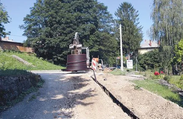 Optični kabel v teh dneh polagajo v Prestranku, drugem največjem naselju v postojnski občini. Mesto Postojna je iz tega projekta izvzeto.