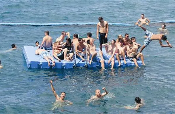 Zaradi živahnosti in brezbrižnosti so na morju še posebej ogroženi tudi mladi, ki se med skakanjem v vodo pogosto poškodujejo