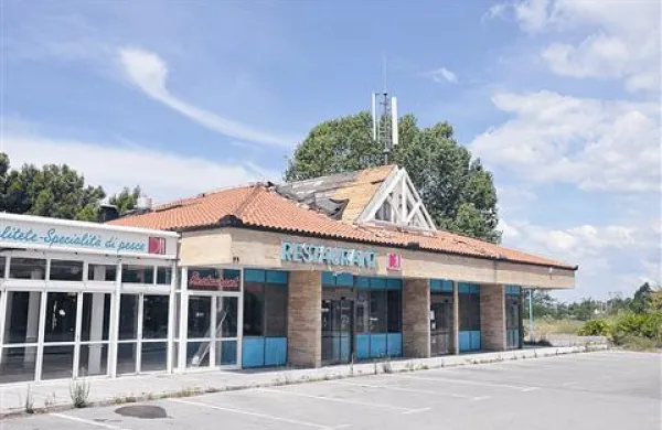 Nekdaj dobro obiskana ribja restavracija ob meji z Italijo je že od lanskega februarja popolnoma zapuščena