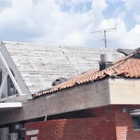 Nepovabljenci so se očitno lotili tudi strehe