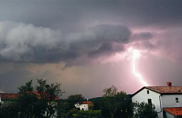 Strela je največjo škodo povzročila na Črnem vrhu v občini Tabor, kjer je zagorel gospodarski objekt, ocenjena škoda znaša 50.000 evrov