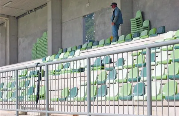 Na dokončani vzhodni tribuni  montirajo sedeže