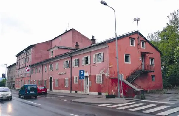 Med stavbami, ki kazijo Sežano in bi jih lahko “kaznovali” ali polepšali z novim odlokom, je po mnenju Črta Pečarja tudi hotel Triglav