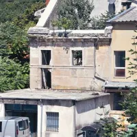 Stavba nad Šmucem v Sežani, med parkiriščem pri Kosovelovi knjižnici in Partizansko cesto je ena izmed treh, ki so po mnenju odbora za infrastrukturo in urejanje prostora najbolj potrebne posegov. A nove strehe z novim odlokom stavbe ne bodo mogle dobiti.
